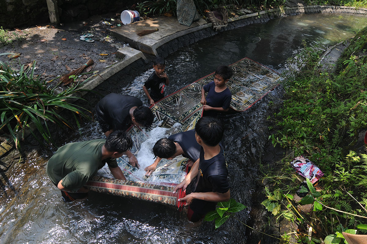 Tradisi Cuci Karpet Jelang Ramadhan