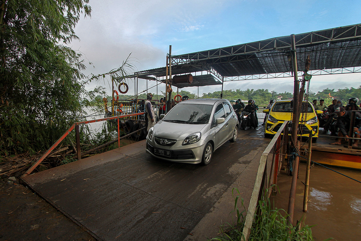 Transportasi Perahu Penyeberangan Sungai Brantas 