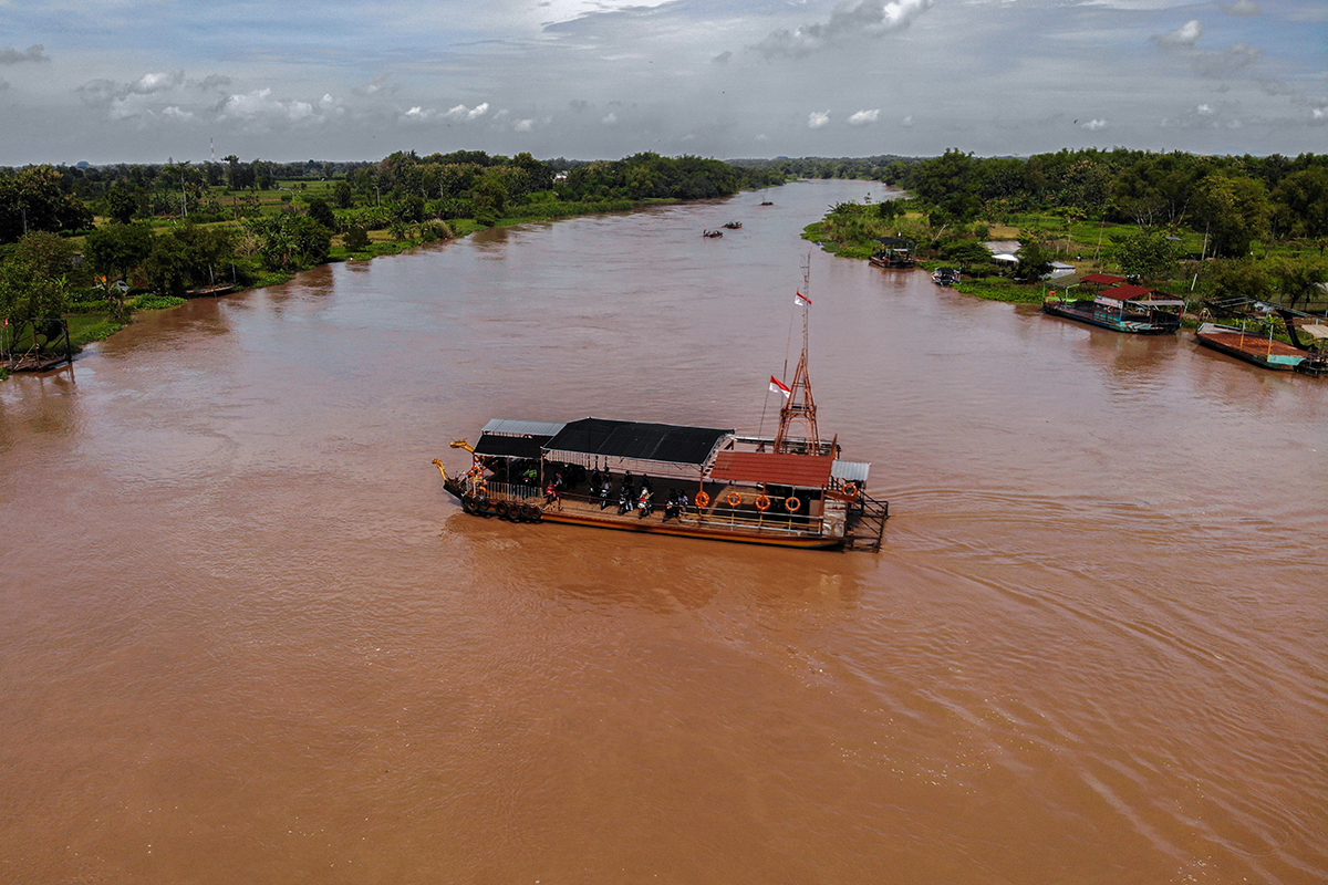 Transportasi Perahu Penyeberangan Sungai Brantas 