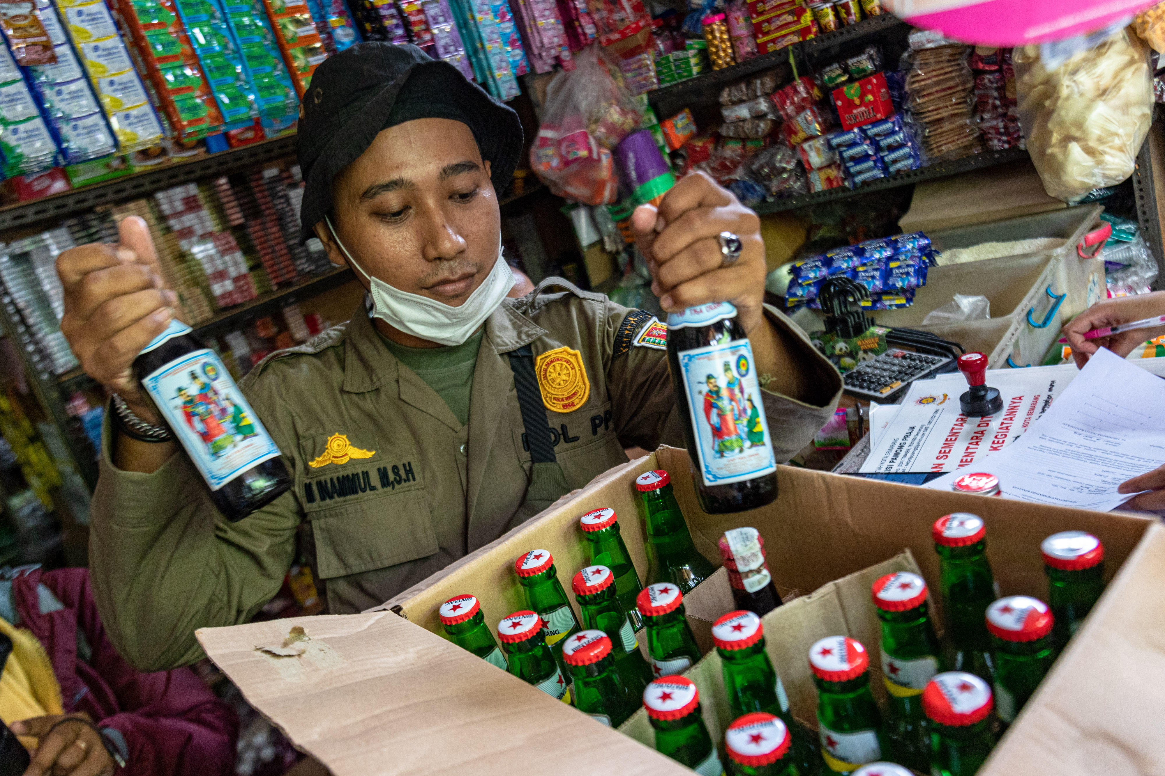 Razia Minuman Keras Bulan Ramadan