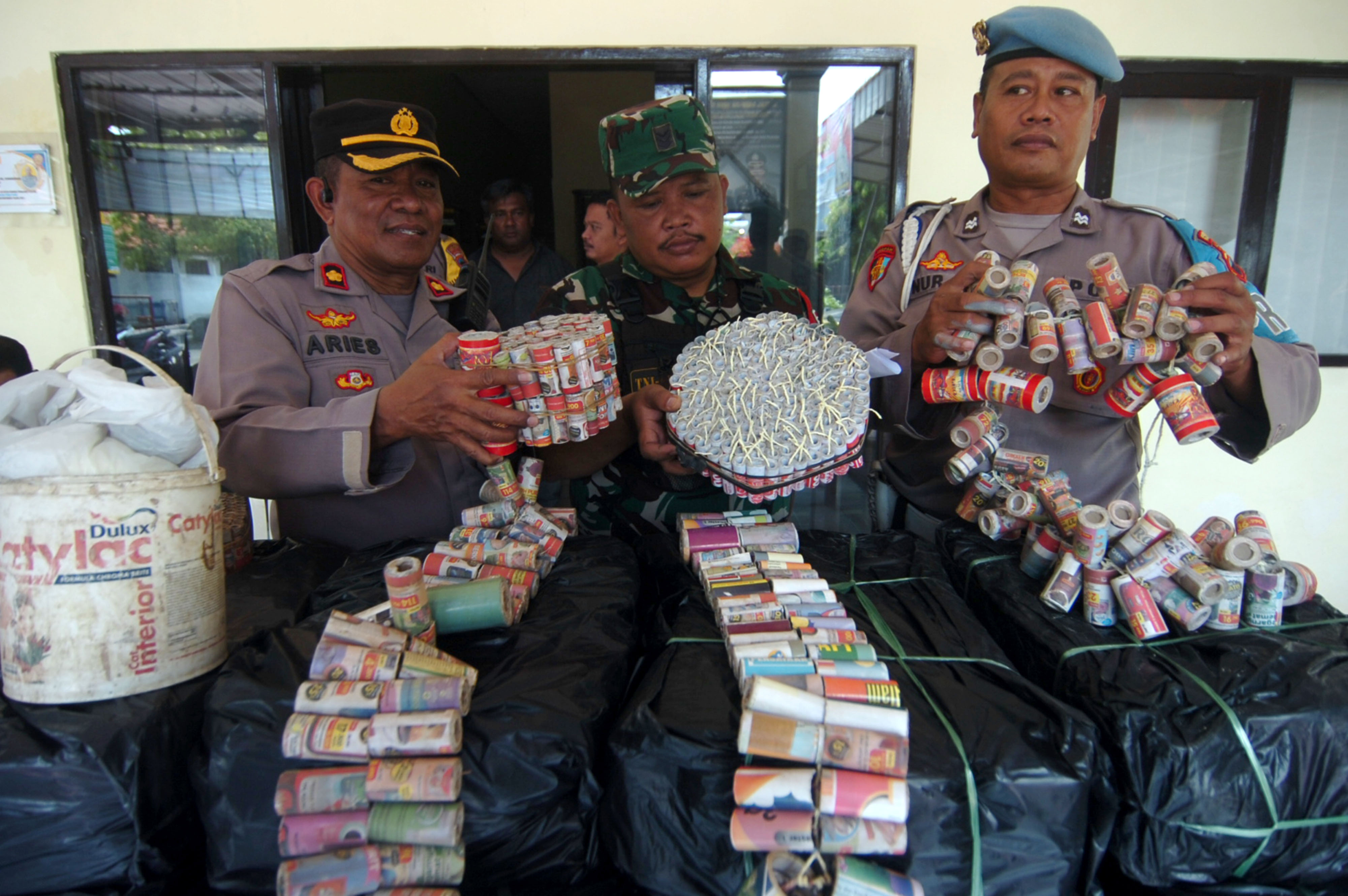 Petugas Sita Ribuan Petasan di Tegal