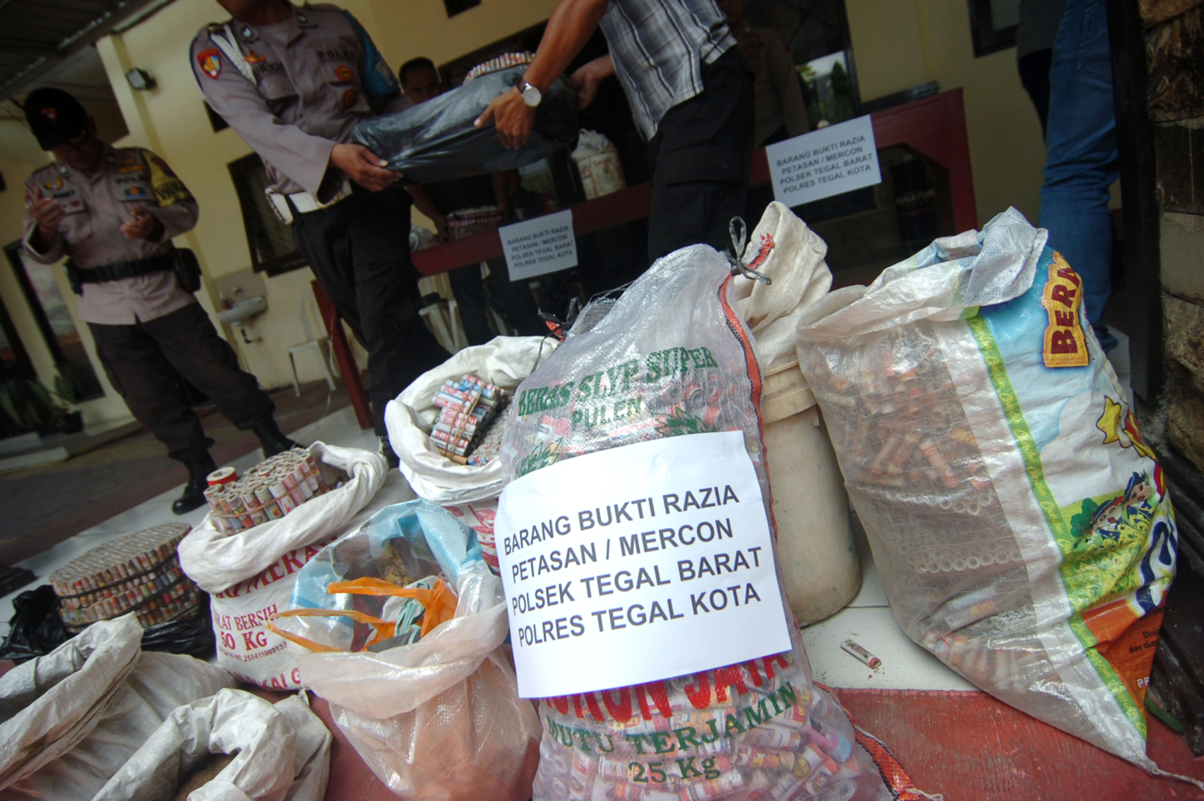 Petugas Sita Ribuan Petasan di Tegal