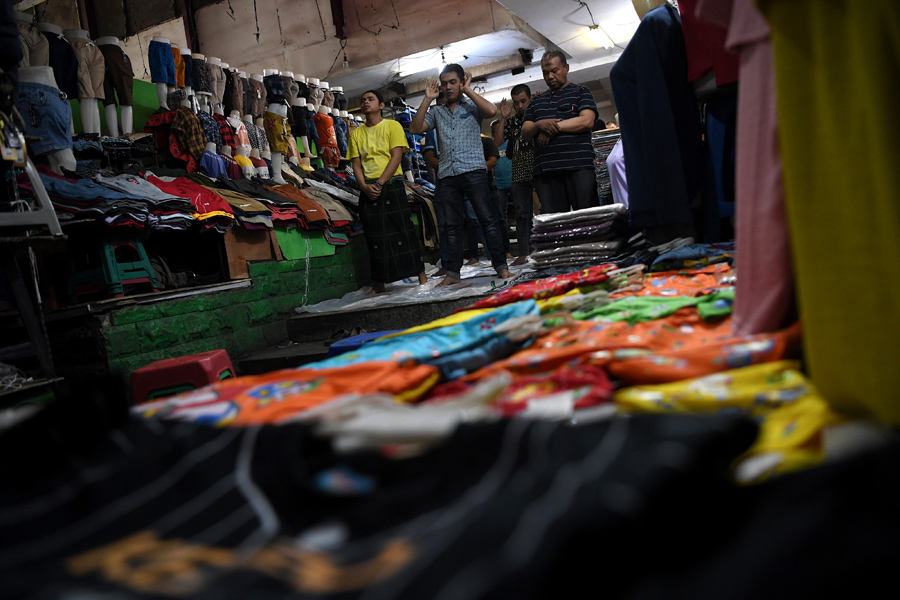 Salat Jumat Pertama Ramadan di Pasar Tanah Abang