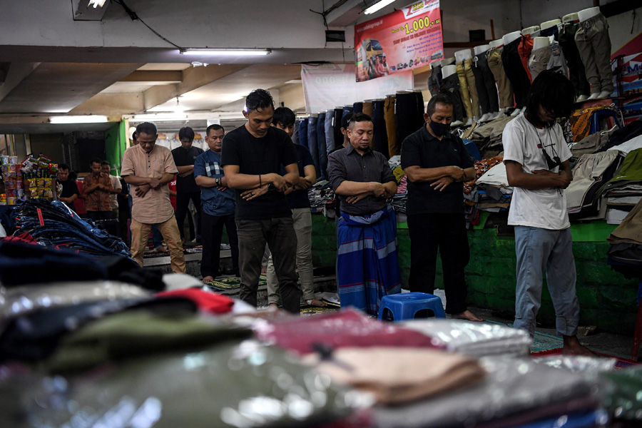Salat Jumat Pertama Ramadan di Pasar Tanah Abang