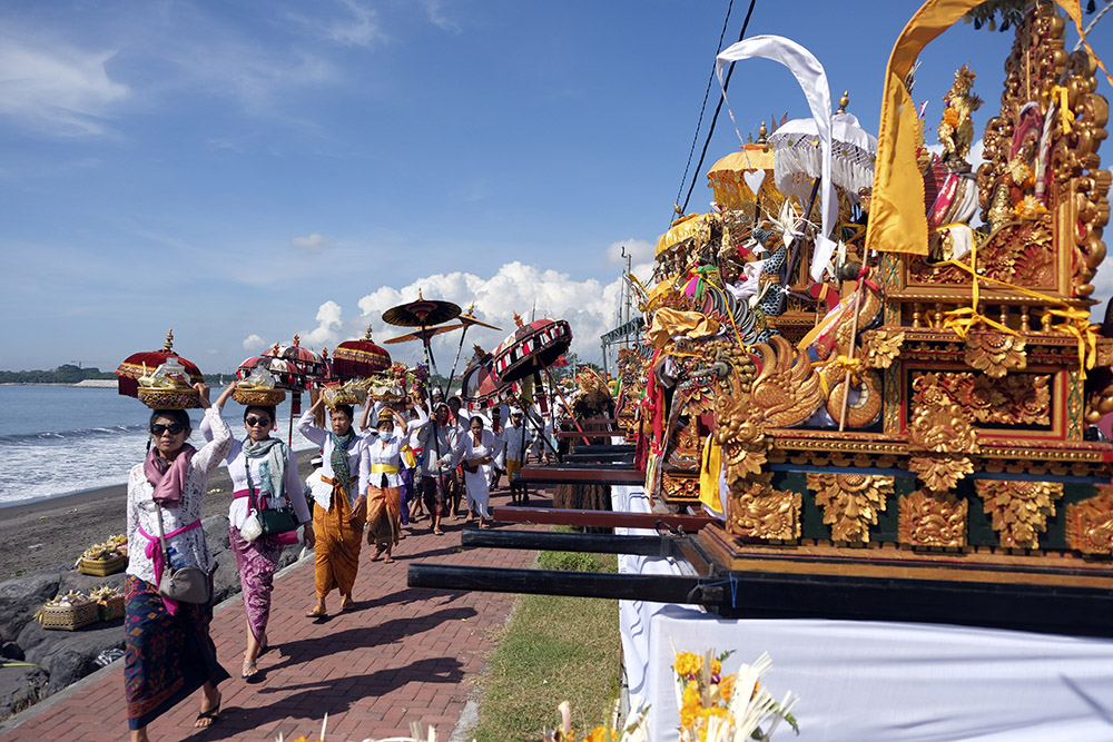 Upacara Melasti Jekang Nyepi d Bali