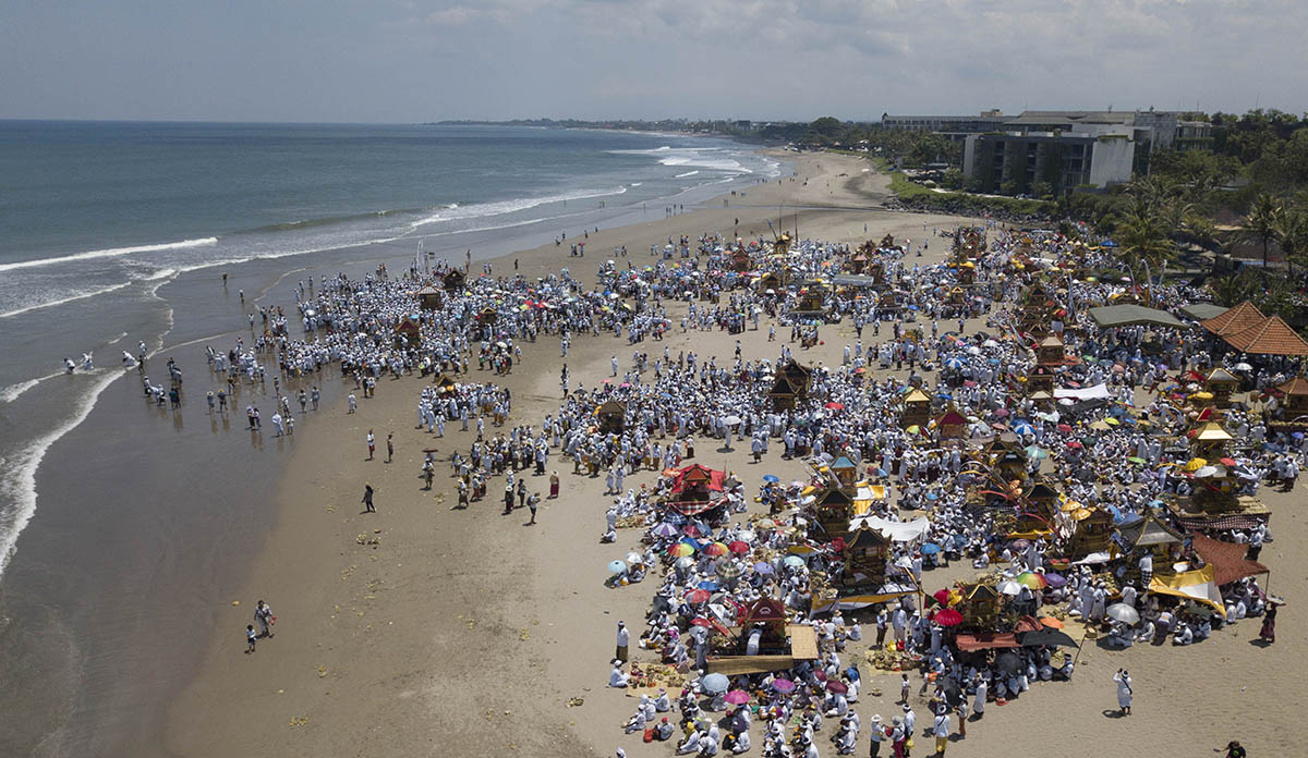 Upacara Melasti jelang Hari Nyepi