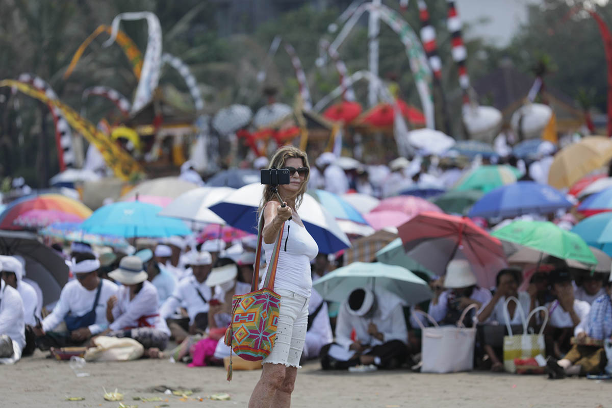 Upacara Melasti jelang Hari Nyepi