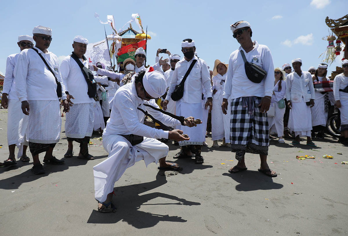 Upacara Melasti jelang Hari Nyepi