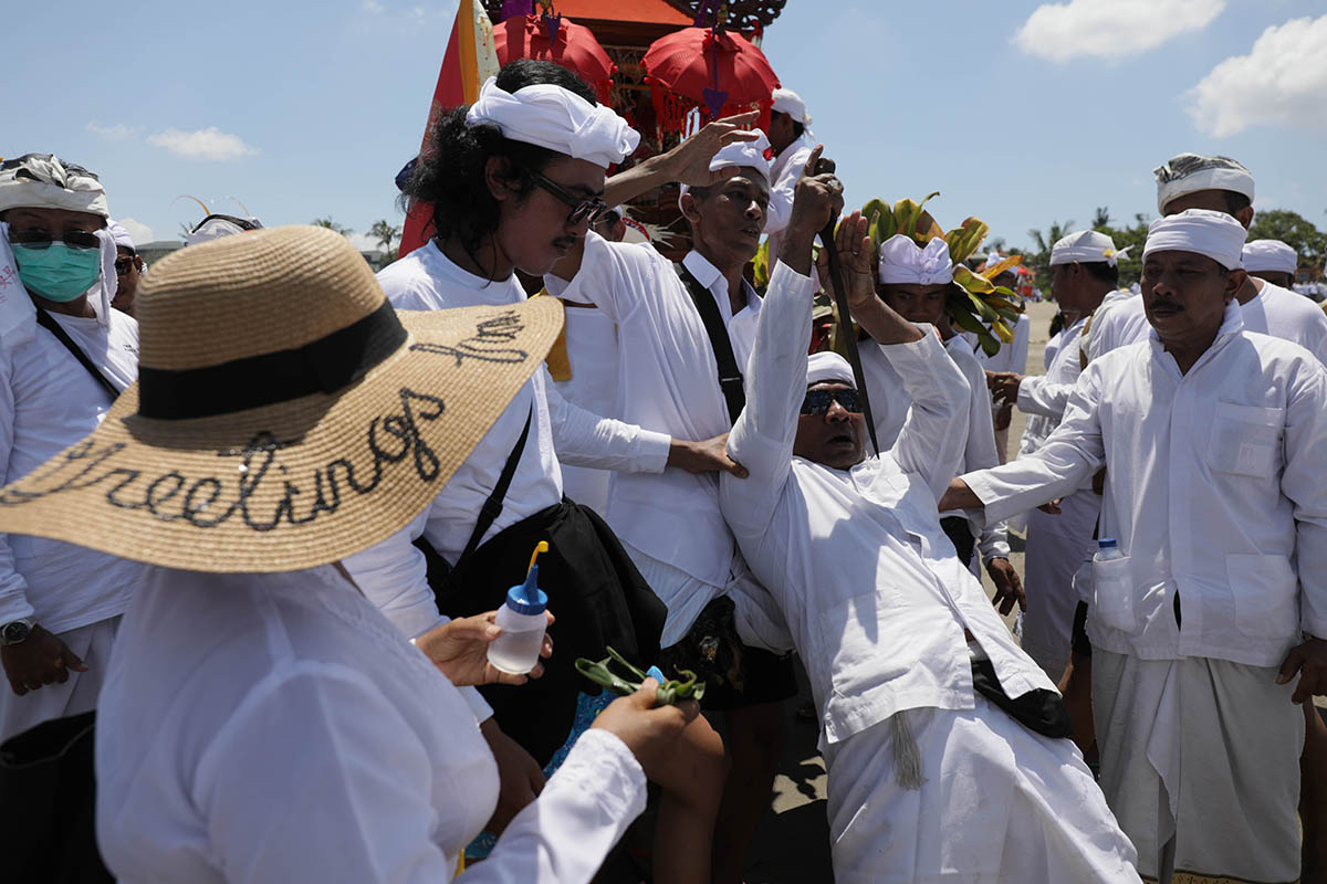 Upacara Melasti jelang Hari Nyepi