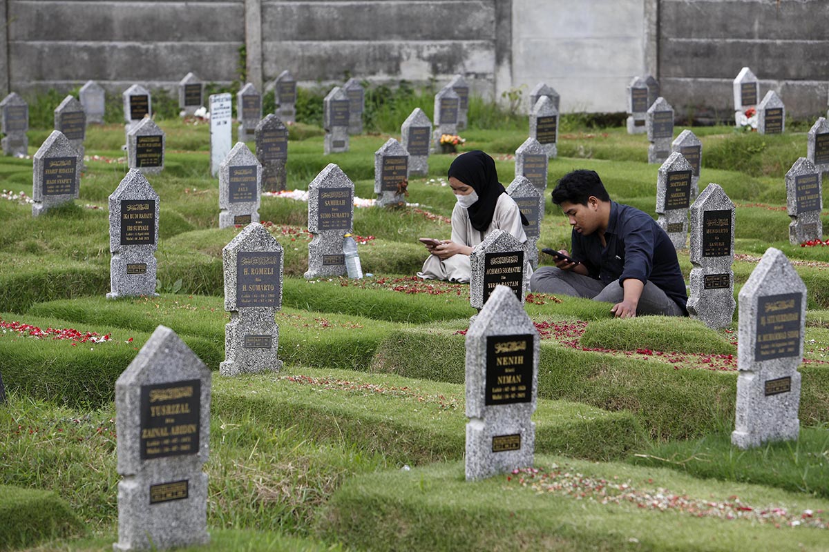 Tradisi Ziarah Kubur Jelang Ramadan di Pemakaman Covid-19