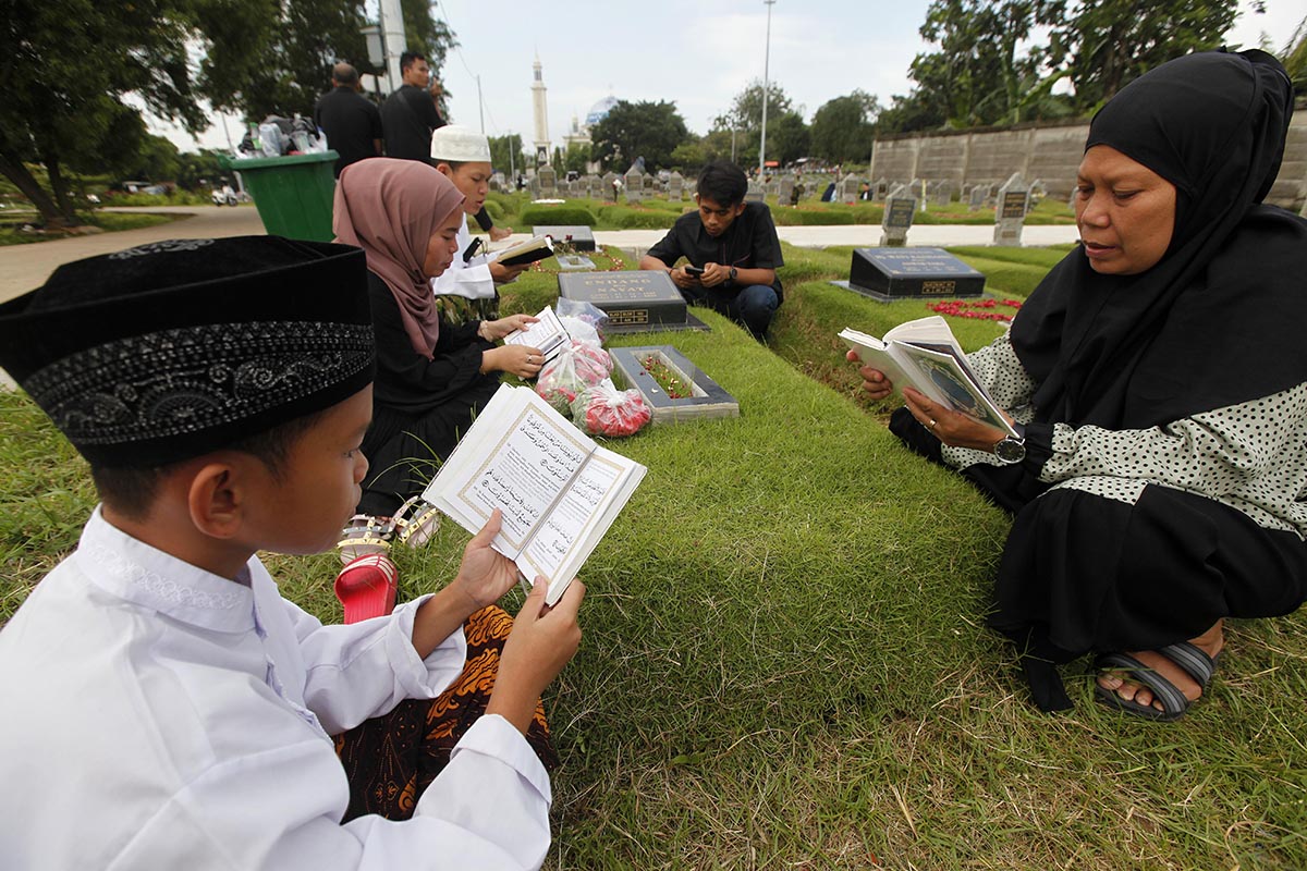 Tradisi Ziarah Kubur Jelang Ramadan di Pemakaman Covid-19