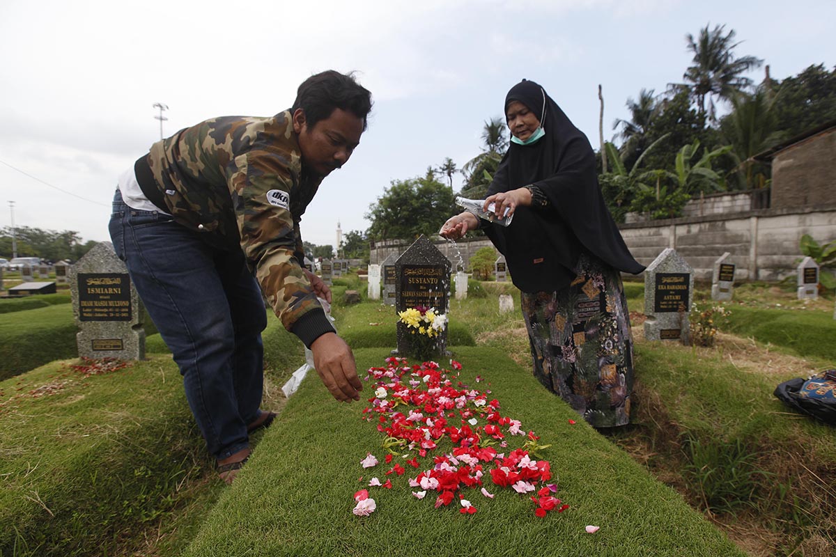 Tradisi Ziarah Kubur Jelang Ramadan di Pemakaman Covid-19