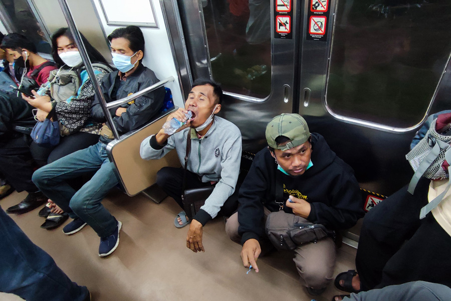 Berbuka Puasa Di KRL