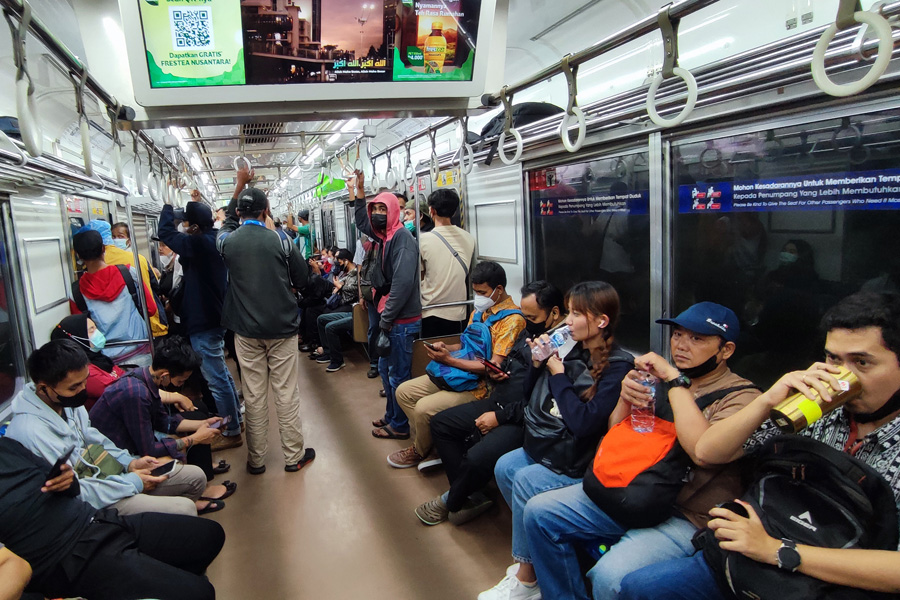 Berbuka Puasa Di KRL