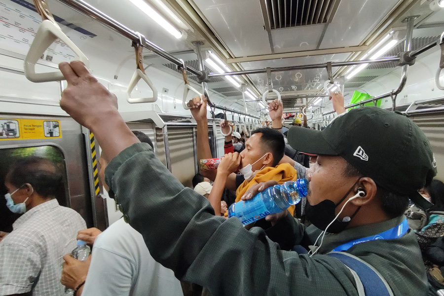 Berbuka Puasa Di KRL