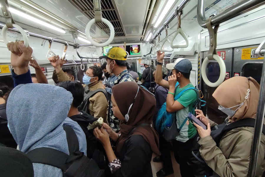 Berbuka Puasa Di KRL