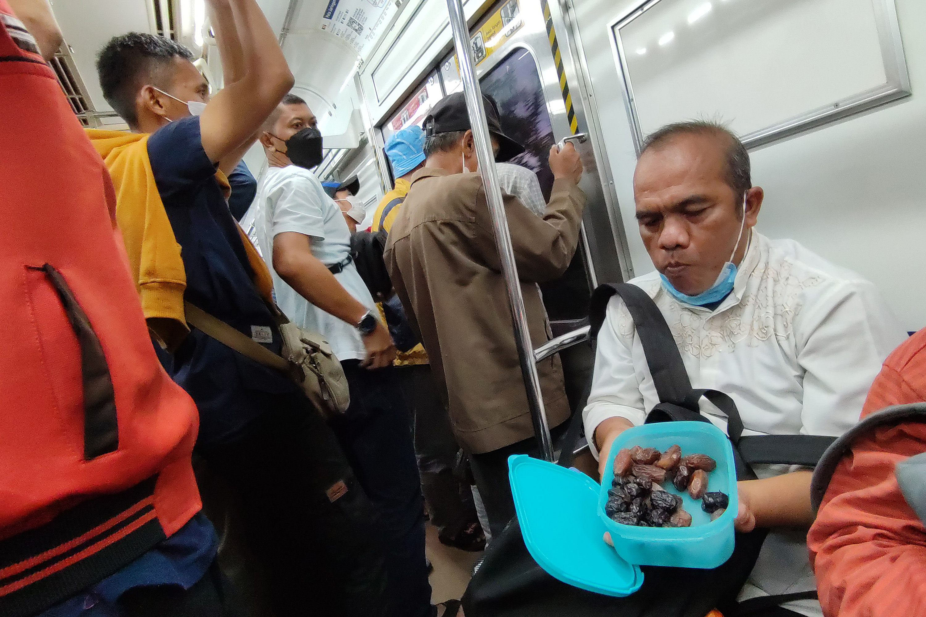 Berbuka Puasa Di KRL