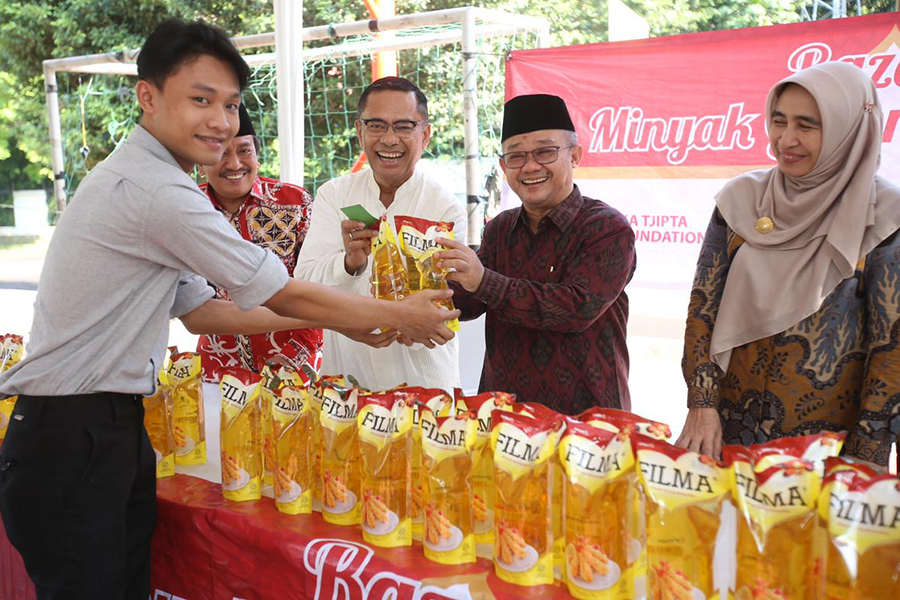 YMSM Salurkan Wakaf Alquran dan Bazar Minyak Goreng Di UMJ