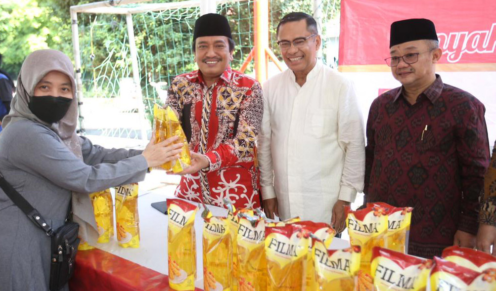 YMSM Salurkan Wakaf Alquran dan Bazar Minyak Goreng Di UMJ