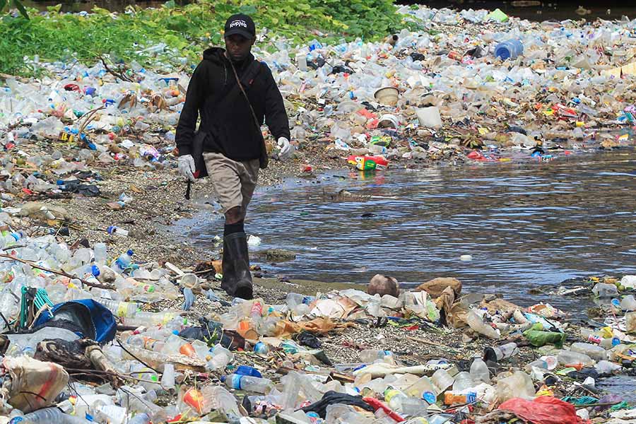 Kampanye Lingkungan Melalui Grebek Sampah di Jayapura 
