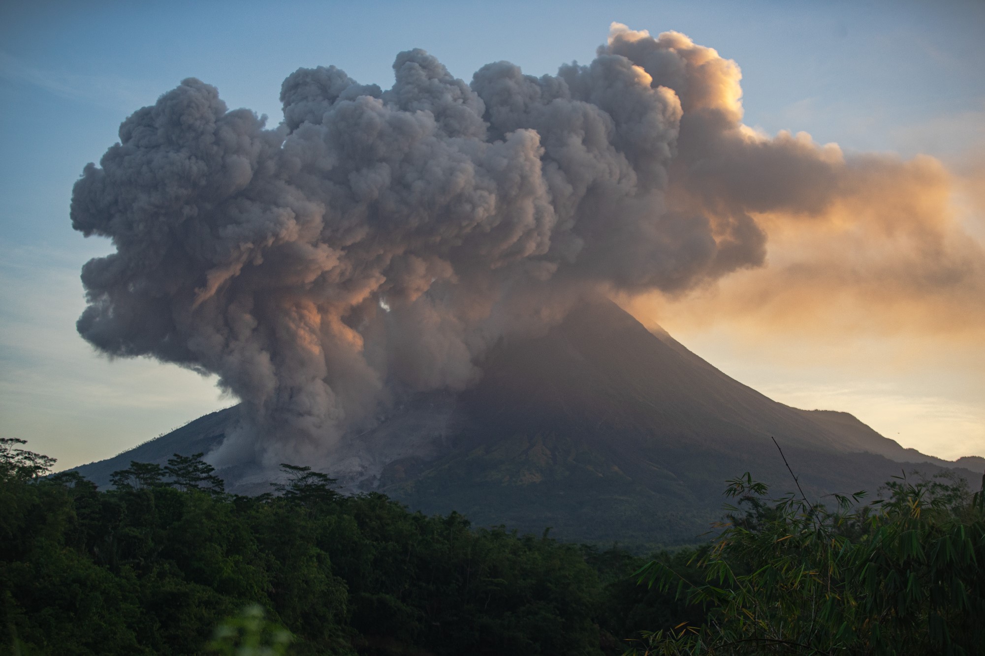 Luncuran Awan Panas Gunung Merapi 