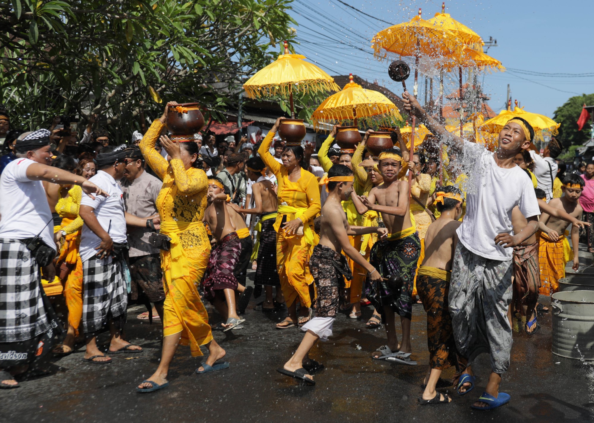 Tradisi Perang Air di Banjar Teba Jimbaran  Bali