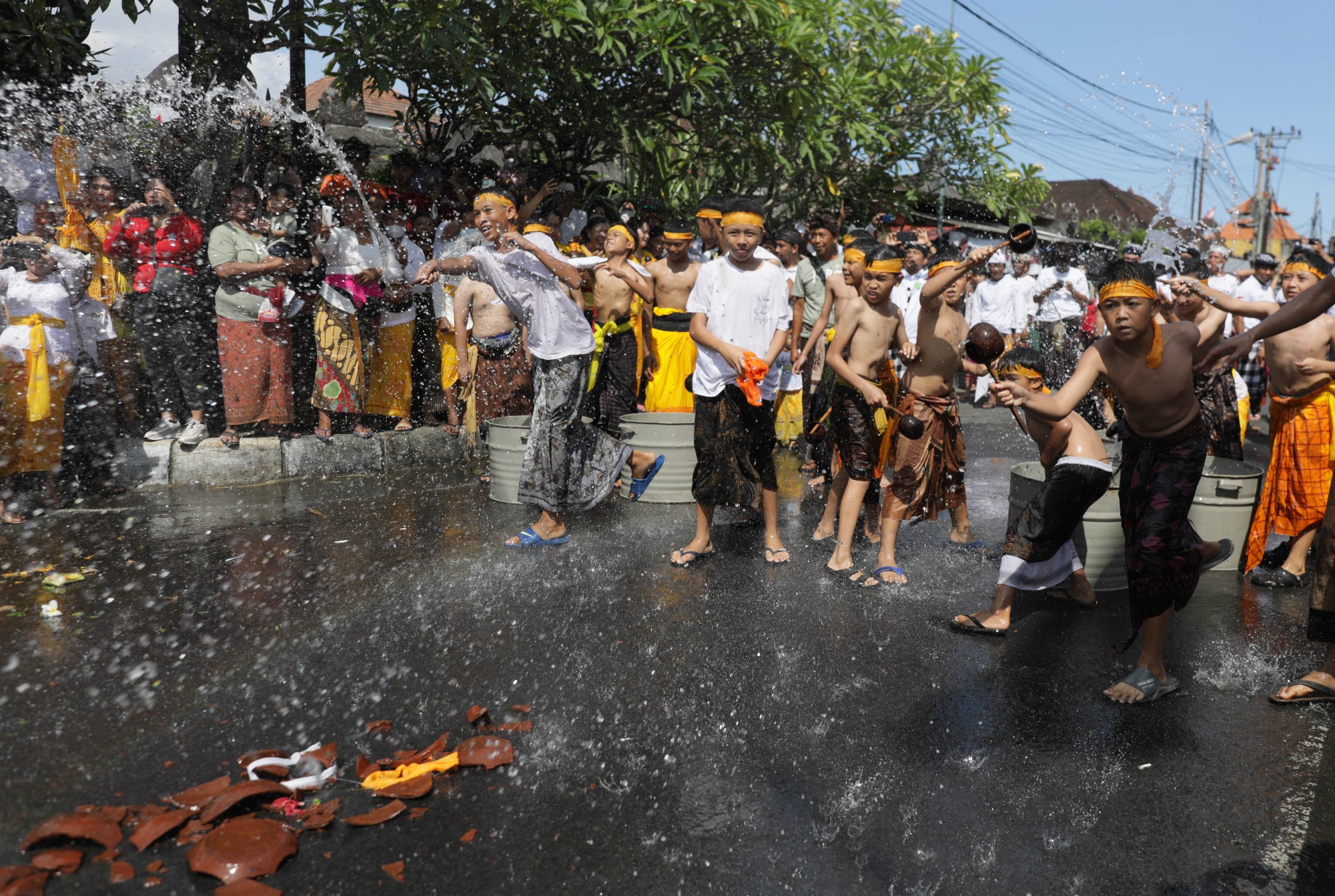 Tradisi Perang Air di Banjar Teba Jimbaran  Bali