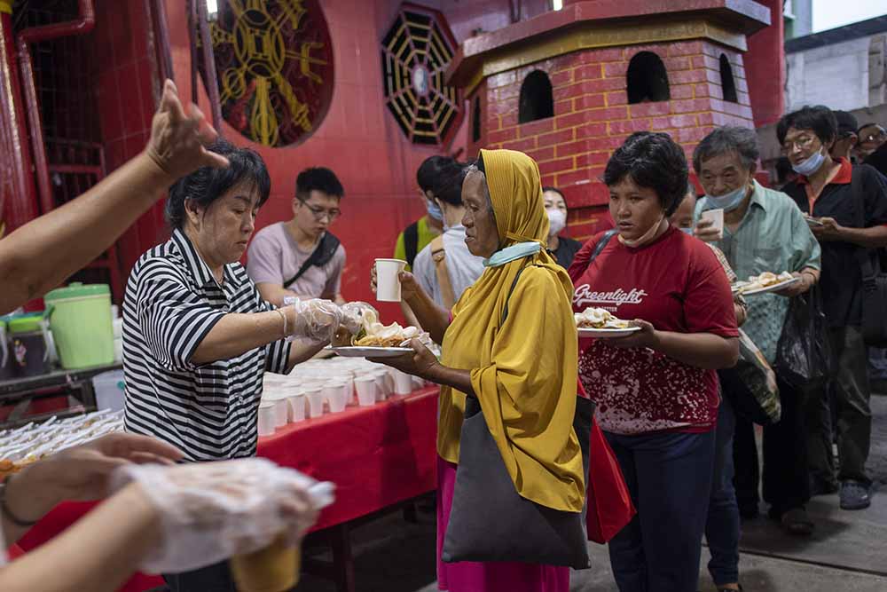 Vihara Petak Sembilan Bagikan Menu Buka Puasa