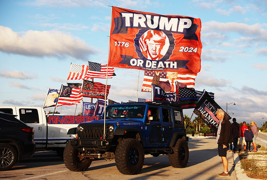 Aksi menolak penangkapan Trump Karena Diduga Suap Bintang Porno