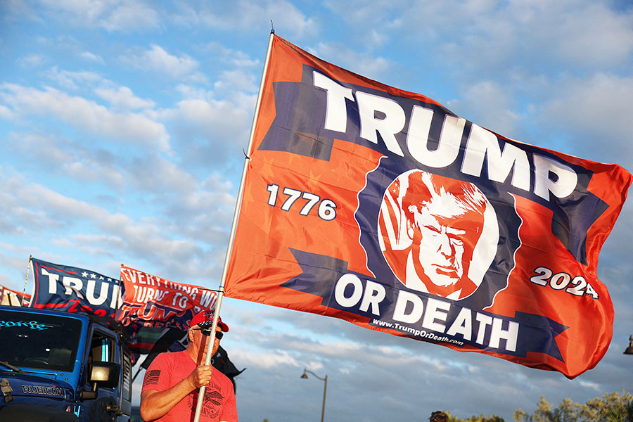 Aksi menolak penangkapan Trump Karena Diduga Suap Bintang Porno