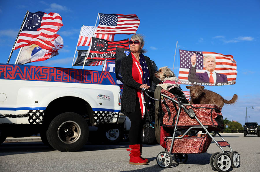 Aksi menolak penangkapan Trump Karena Diduga Suap Bintang Porno