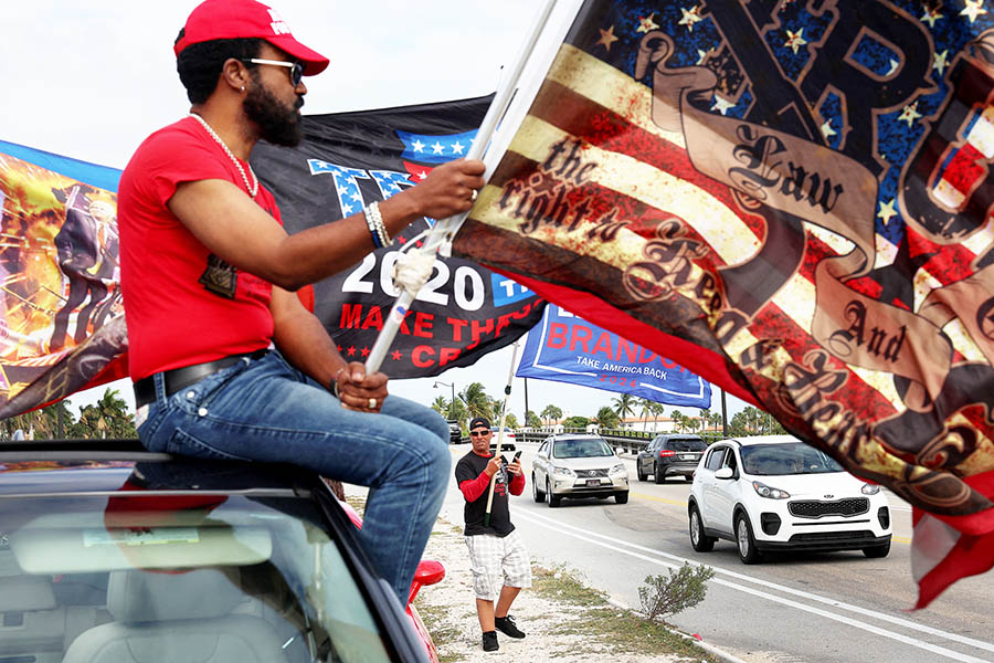 Aksi menolak penangkapan Trump Karena Diduga Suap Bintang Porno