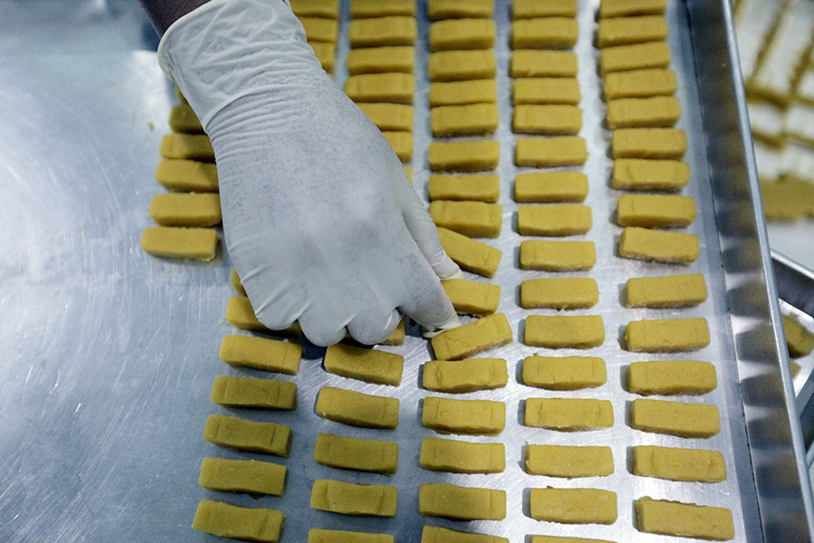 Produksi Kue Kering Untuk Dipasarkan ke Wilayah Jabodetabek