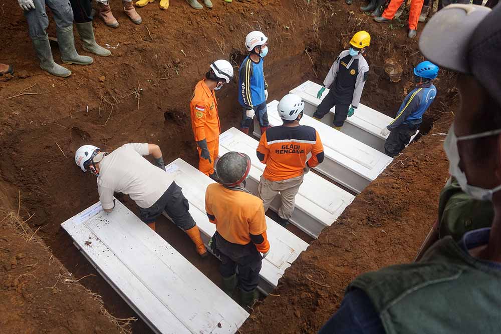 Pemakaman Massal Korban Dukun Pengganda Uang