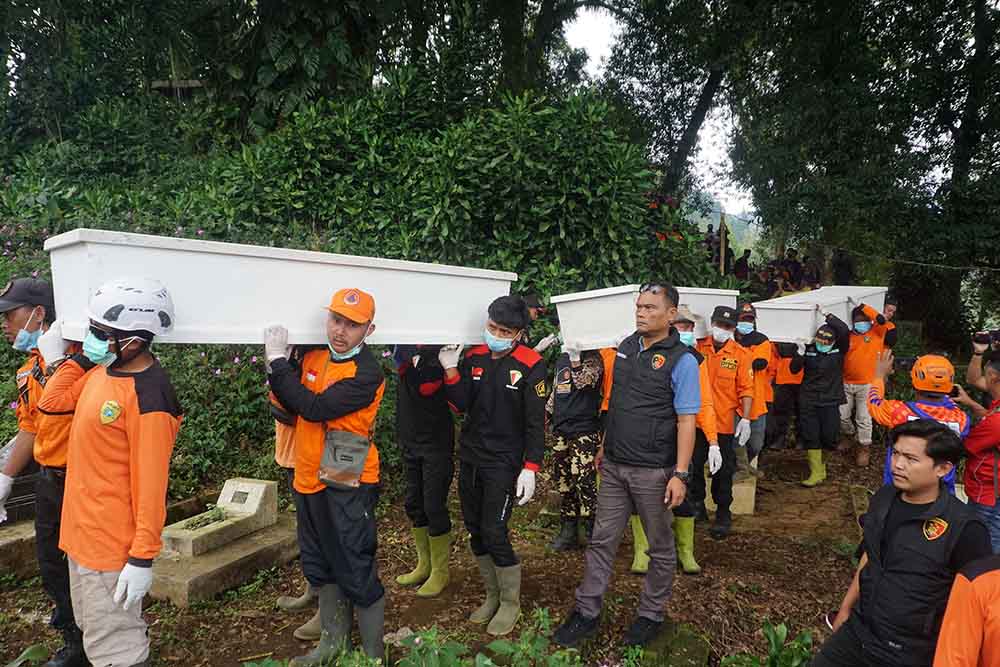 Pemakaman Massal Korban Dukun Pengganda Uang