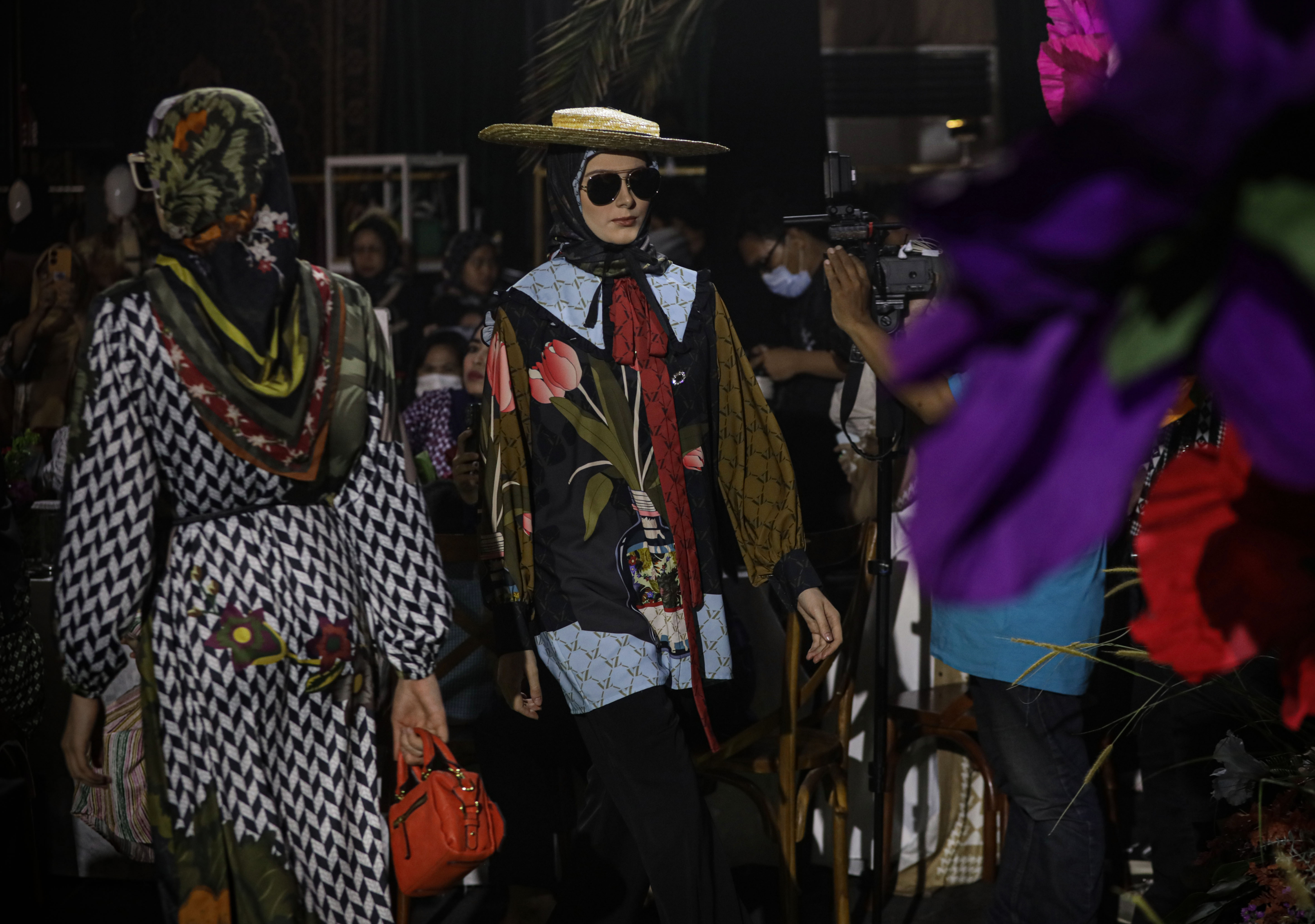 Vivi Zubedi Berkarya Mengutamakan Identitas, Originalitas dan Kualitas