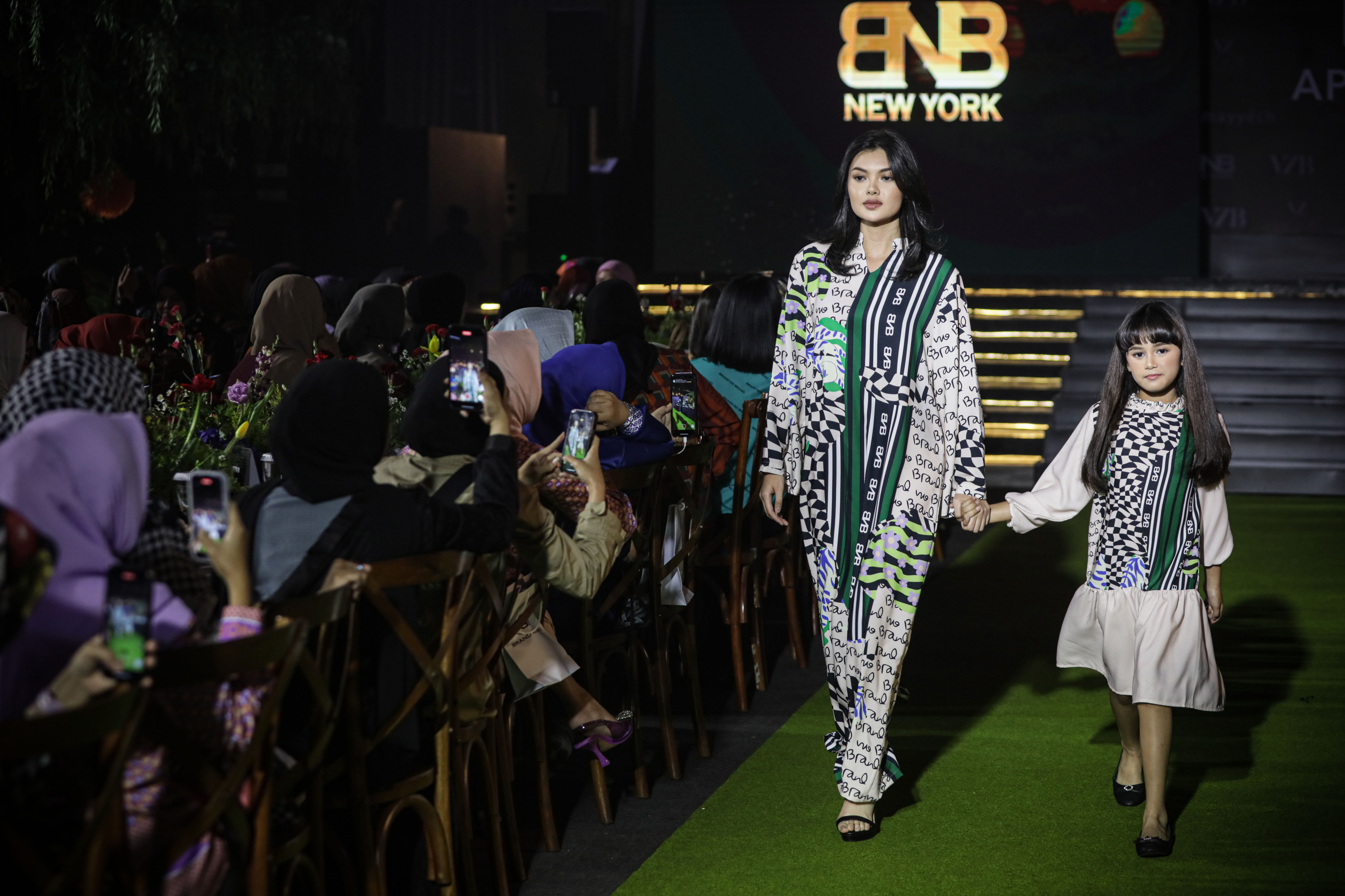 Vivi Zubedi Berkarya Mengutamakan Identitas, Originalitas dan Kualitas