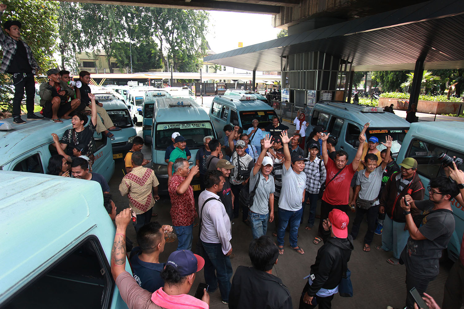 Mogok Massal Supir Angkot Mikrolet 44 Jakarta