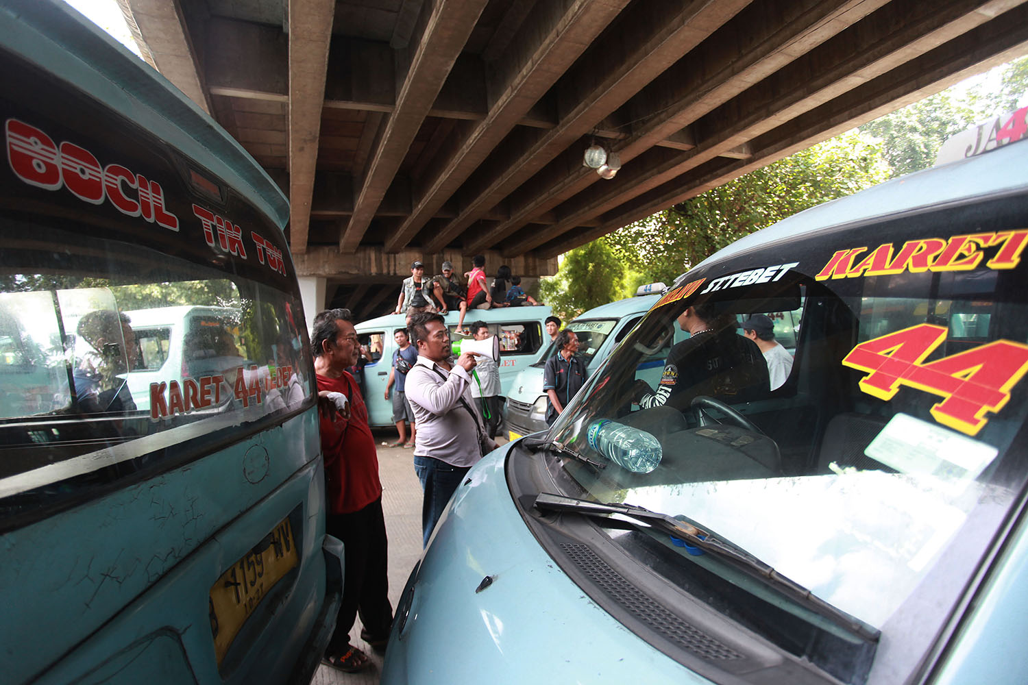 Mogok Massal Supir Angkot Mikrolet 44 Jakarta