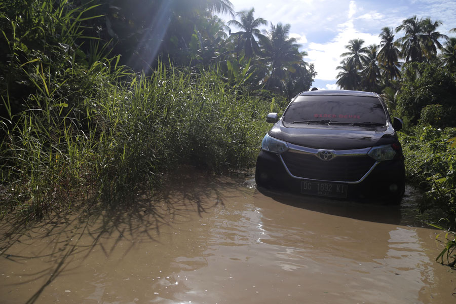 Nasib Jalan Desa Di Halmahera Selatan