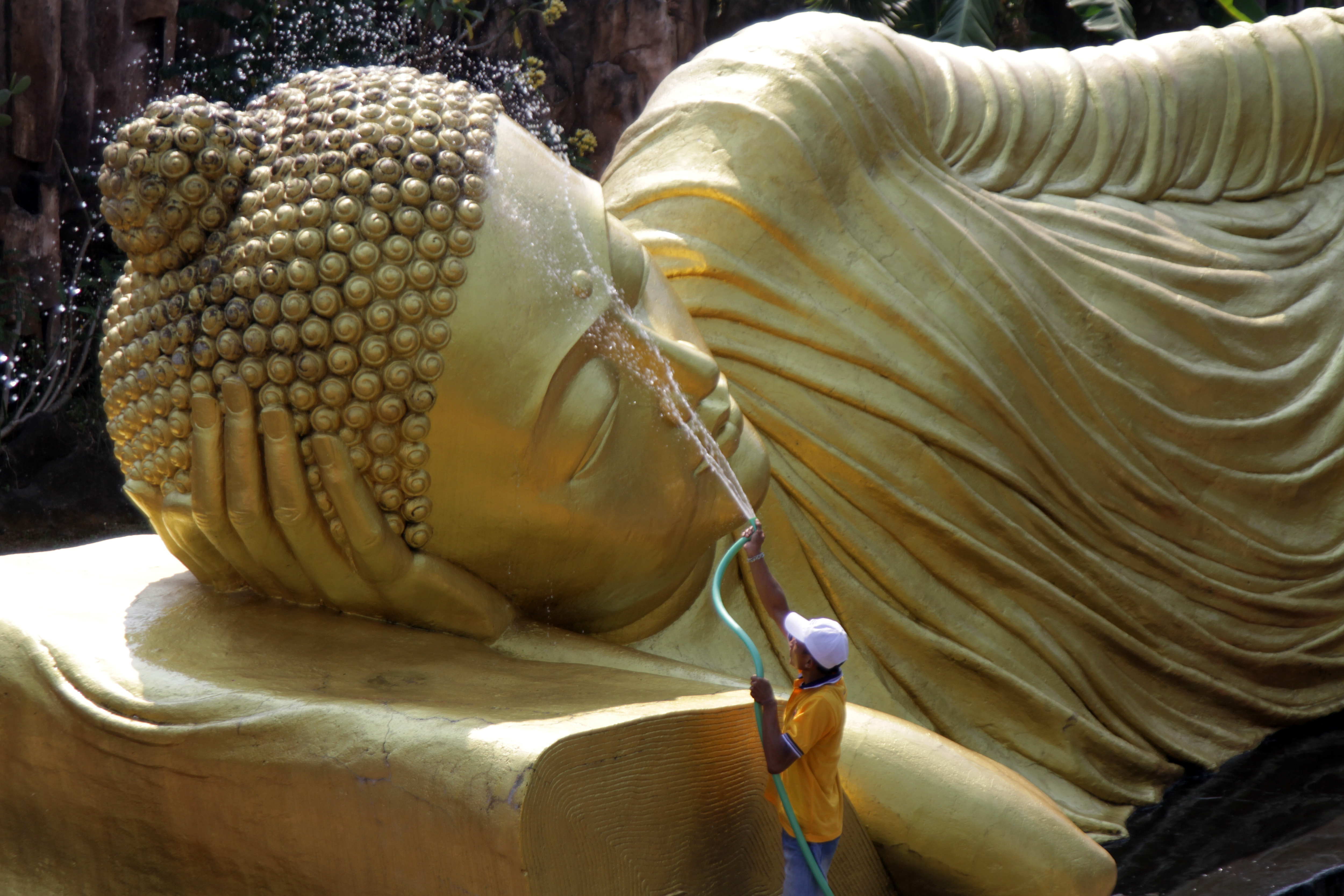 Pencucian Patung Buddha Tidur