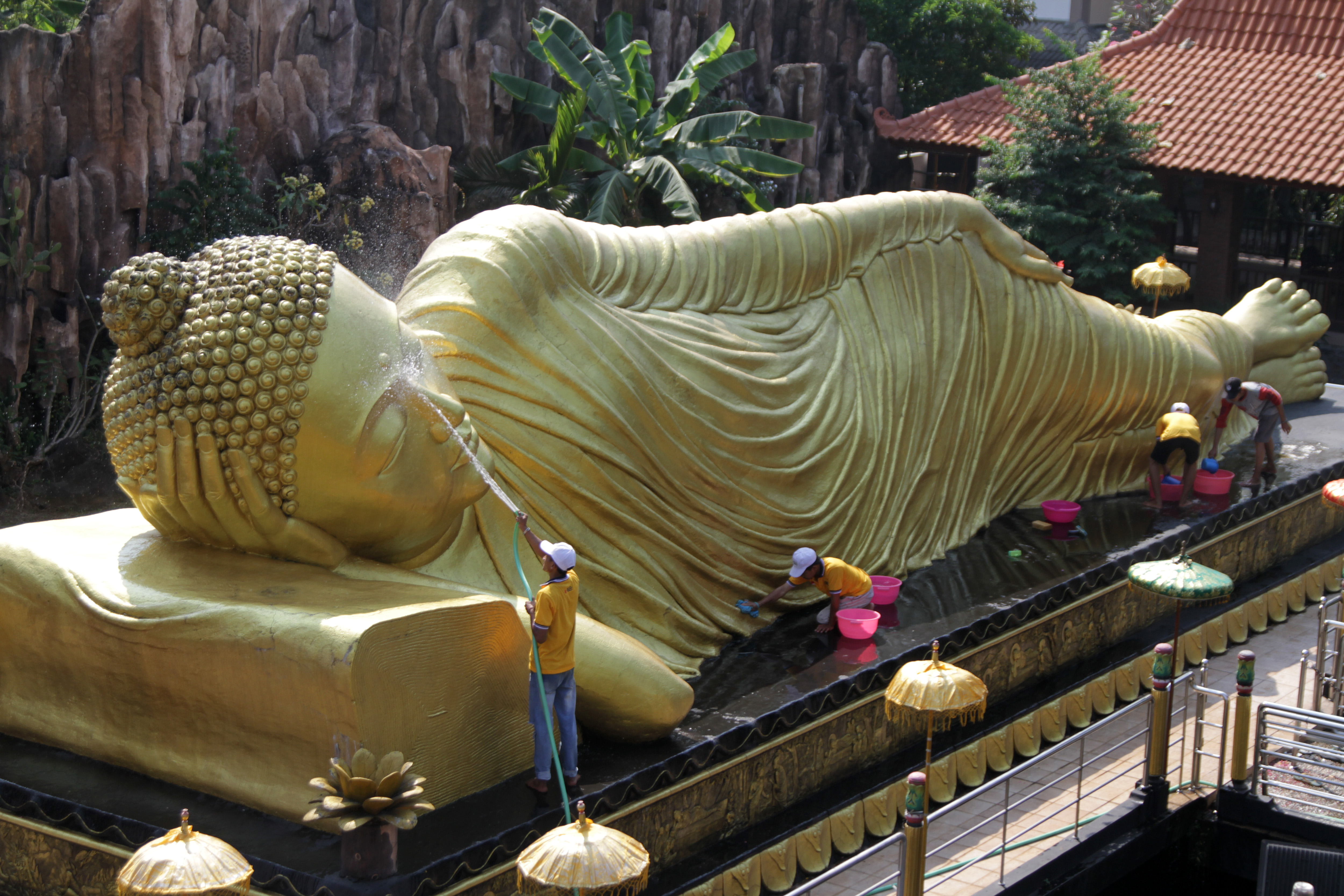Pencucian Patung Buddha Tidur