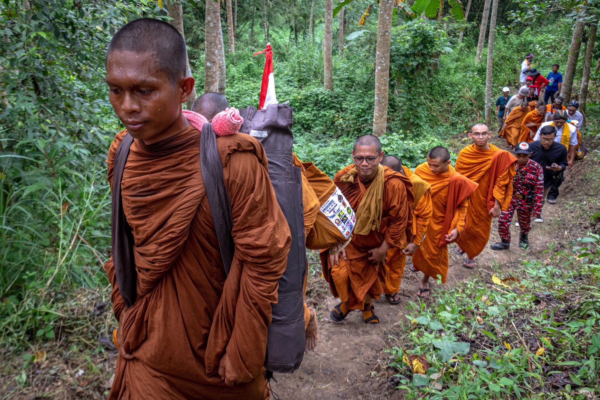 Biksu yang Mengikuti Ritual Thudong Mendaki Bukit Kassapa Menuju  Wihara 2500 Buddha Jayanti-Sima 