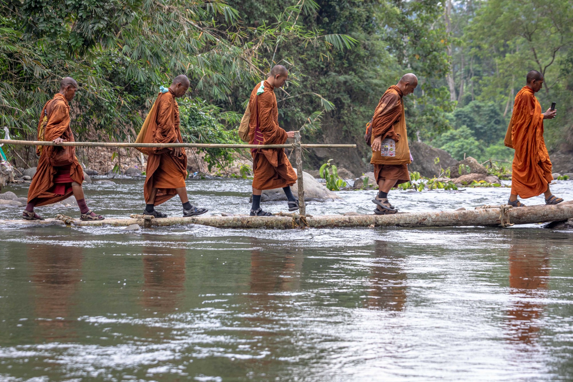 Biksu yang Mengikuti Ritual Thudong Mendaki Bukit Kassapa Menuju  Wihara 2500 Buddha Jayanti-Sima 