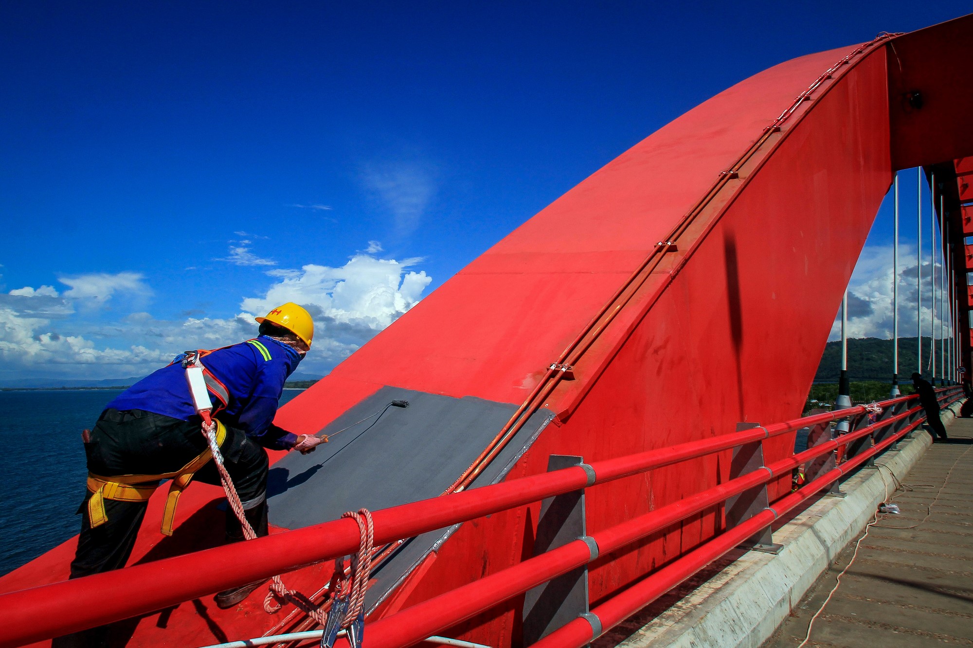 Pengecatan Ulang Jembatan Merah Youtefa