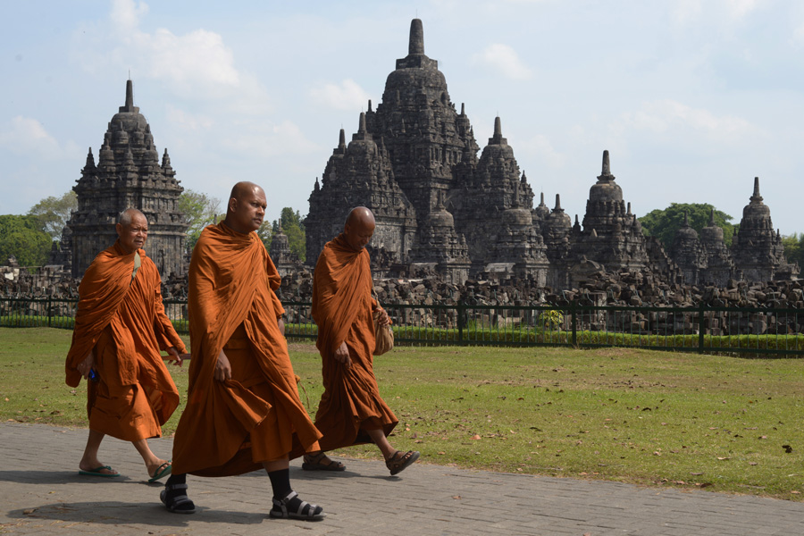 Biksu Thudong Mengunjungi Candi Prambanan Dan Candi Sewu