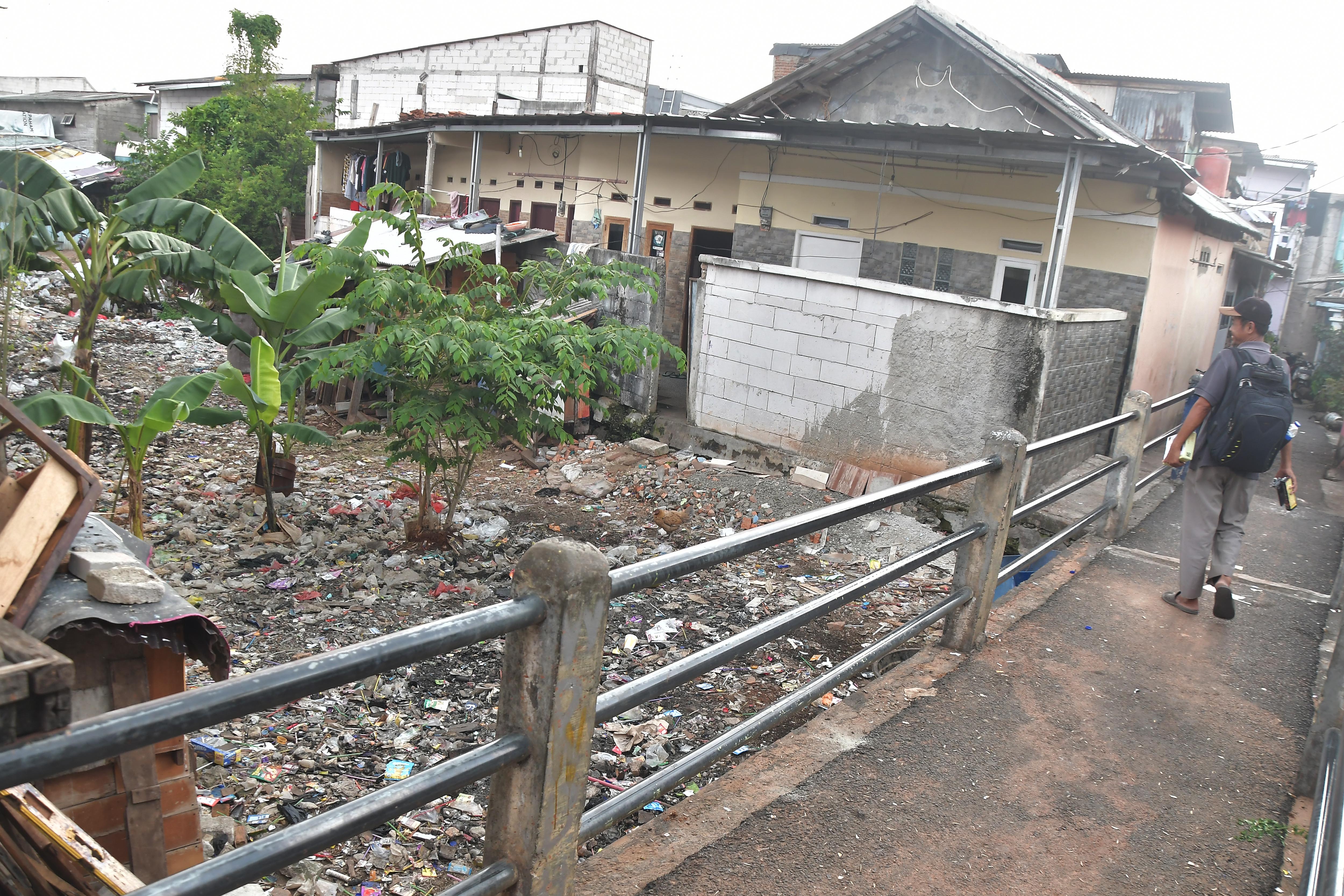 Tumpukan Sampah di Kali Sodetan Klender