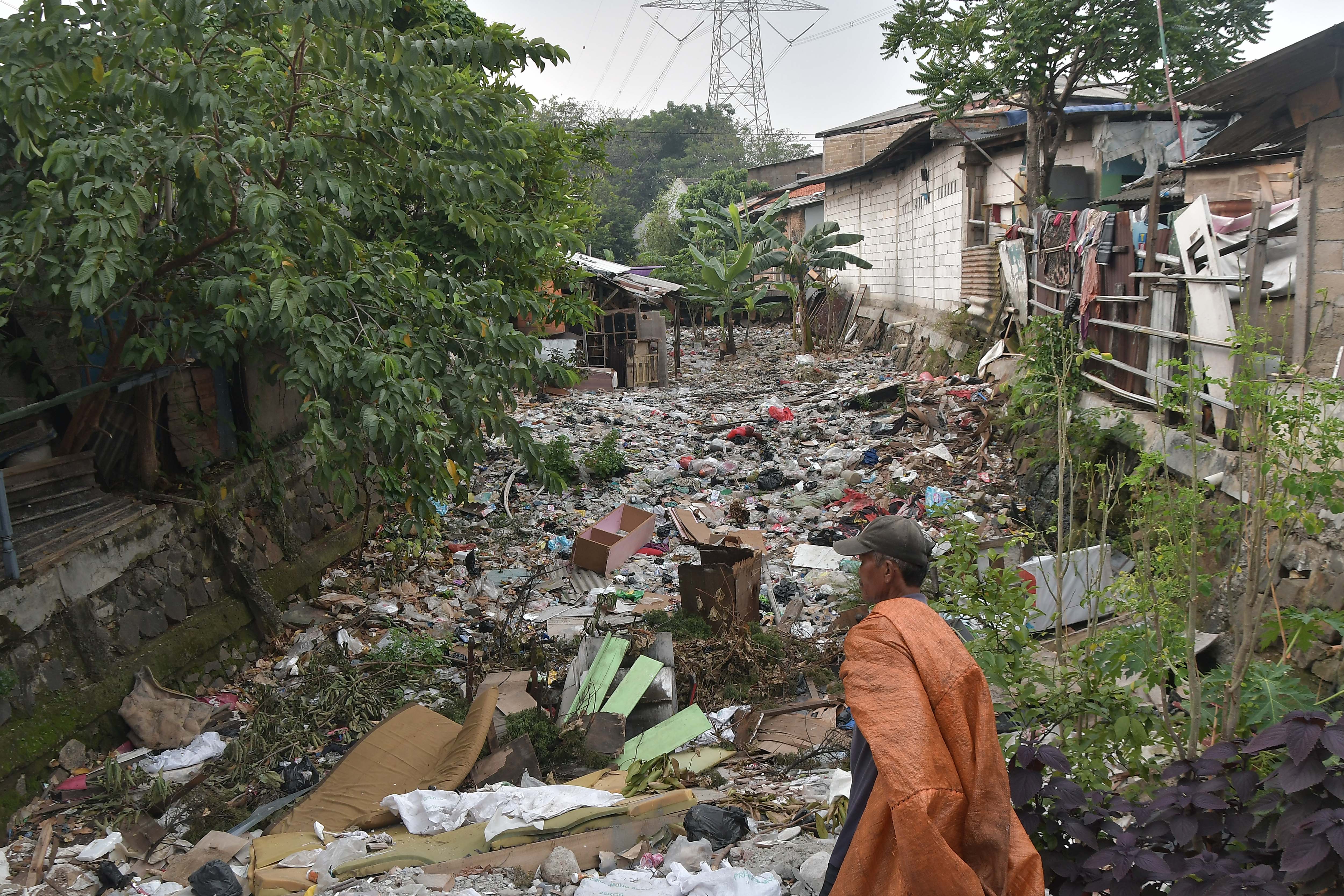 Tumpukan Sampah di Kali Sodetan Klender