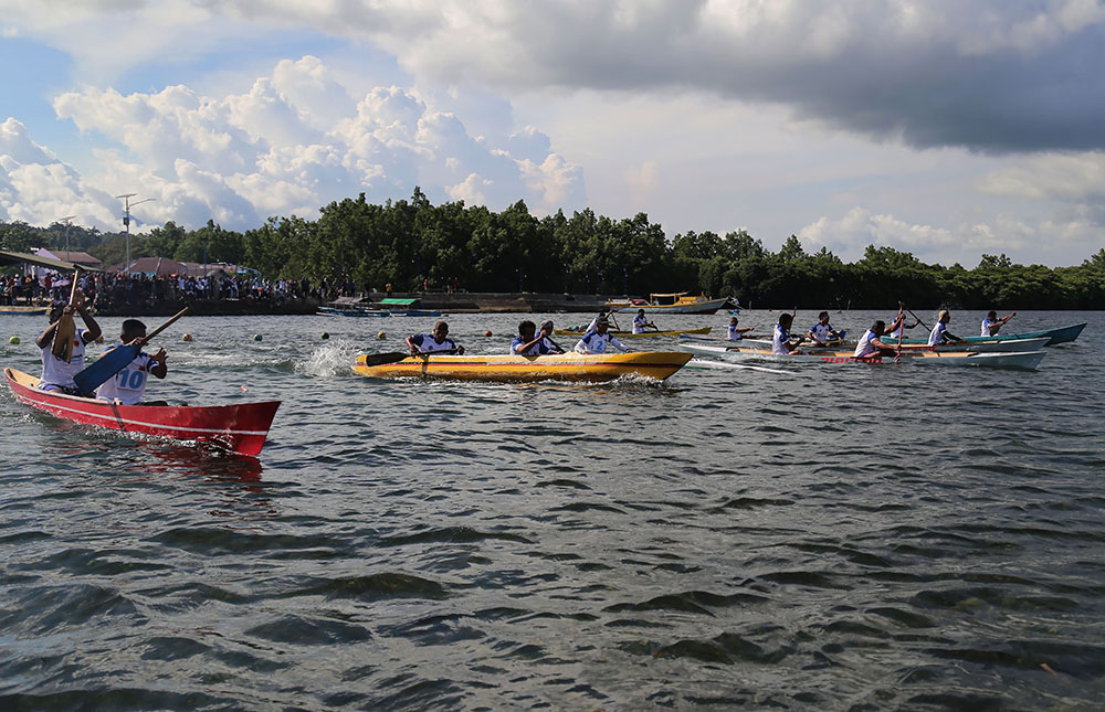 Lomba Dayung Perahu di Teluk Jailolo