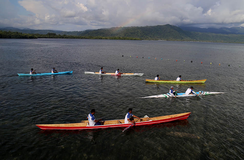 Lomba Dayung Perahu di Teluk Jailolo
